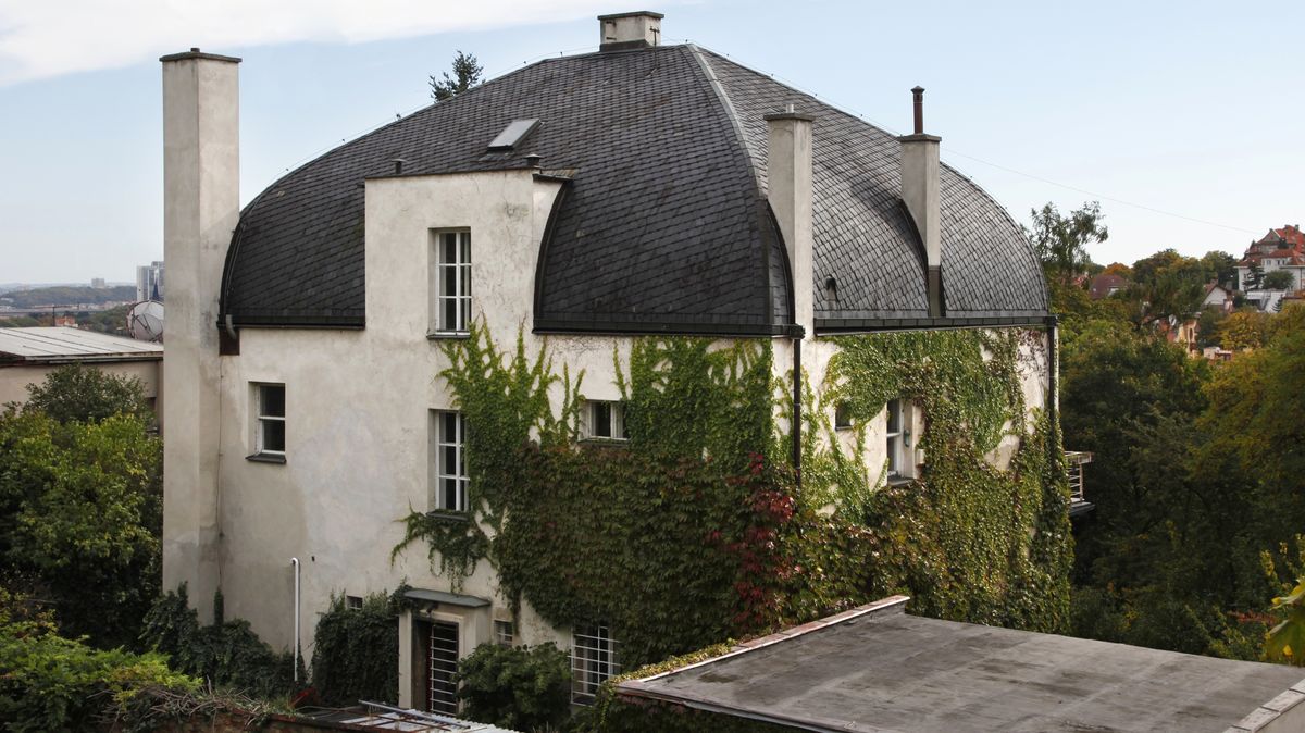 Smíchovská vila od architekta Wiesnera je díky své střeše nepřehlédnutelnou stavbou